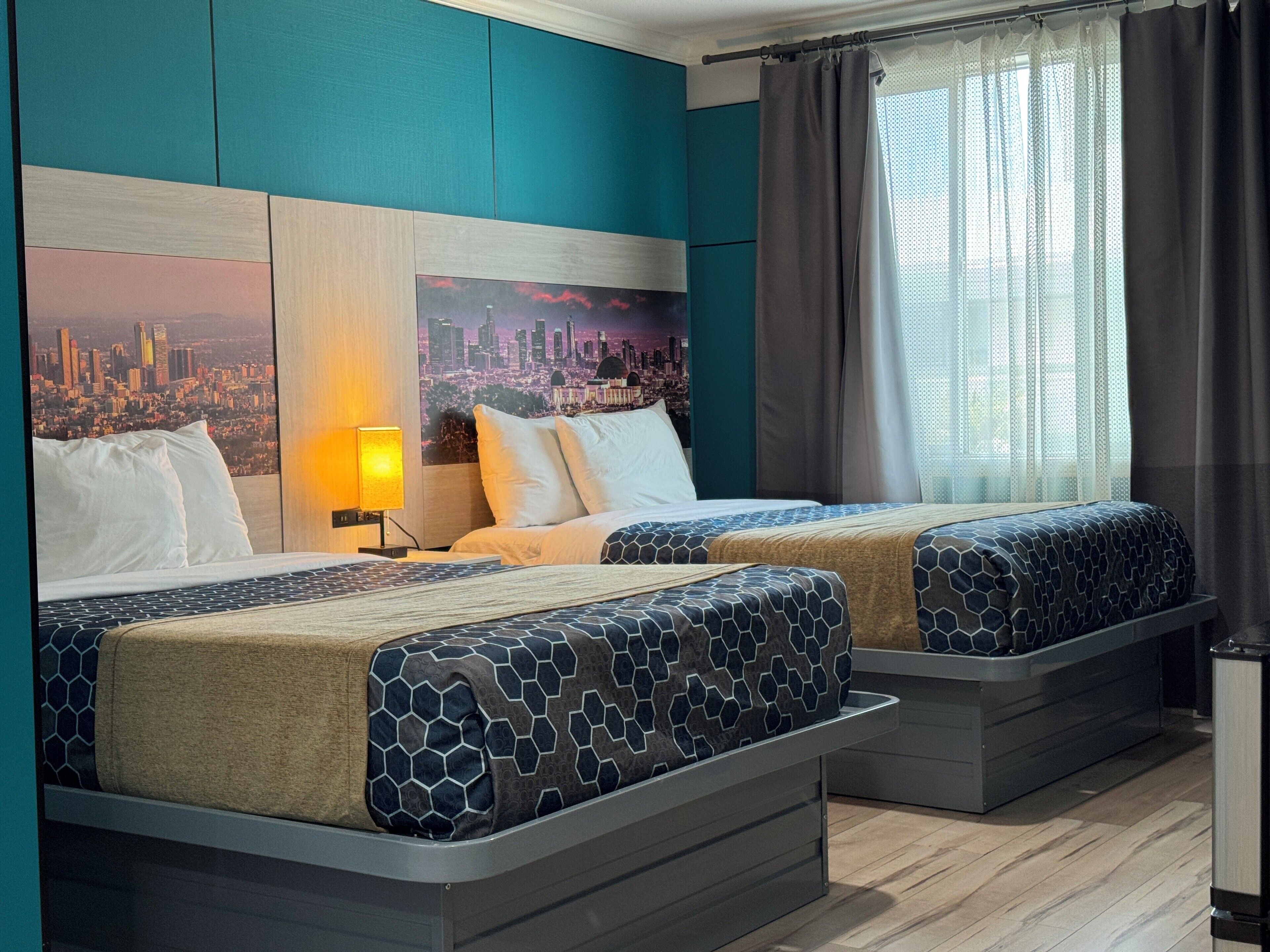 Habitación estándar doble, 2 camas dobles, no fumadores | Sábanas de algodón egipcio, ropa de cama de alta calidad, escritorio