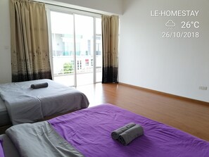 Desk, iron/ironing board, rollaway beds - LE Homestay AUSTIN HEIGHTS (Johor Bahru)