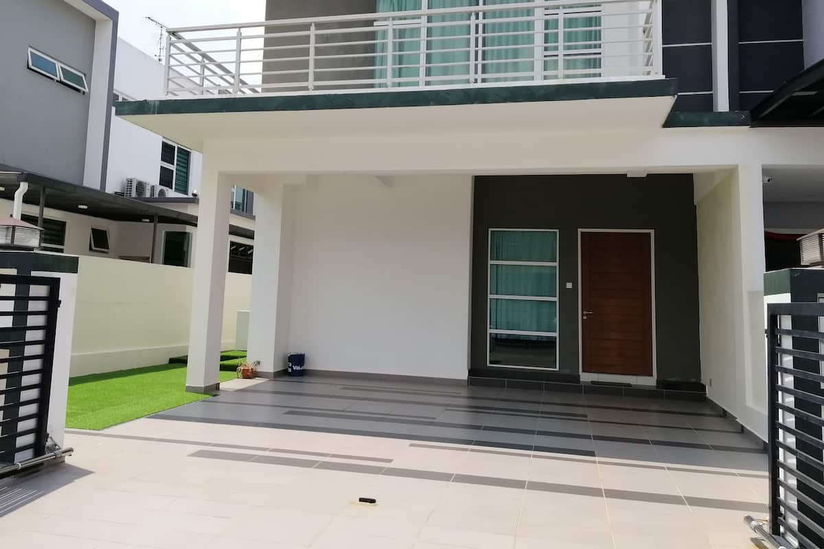 Premium Townhome, 4 Bedrooms | Desk, iron/ironing board, rollaway beds