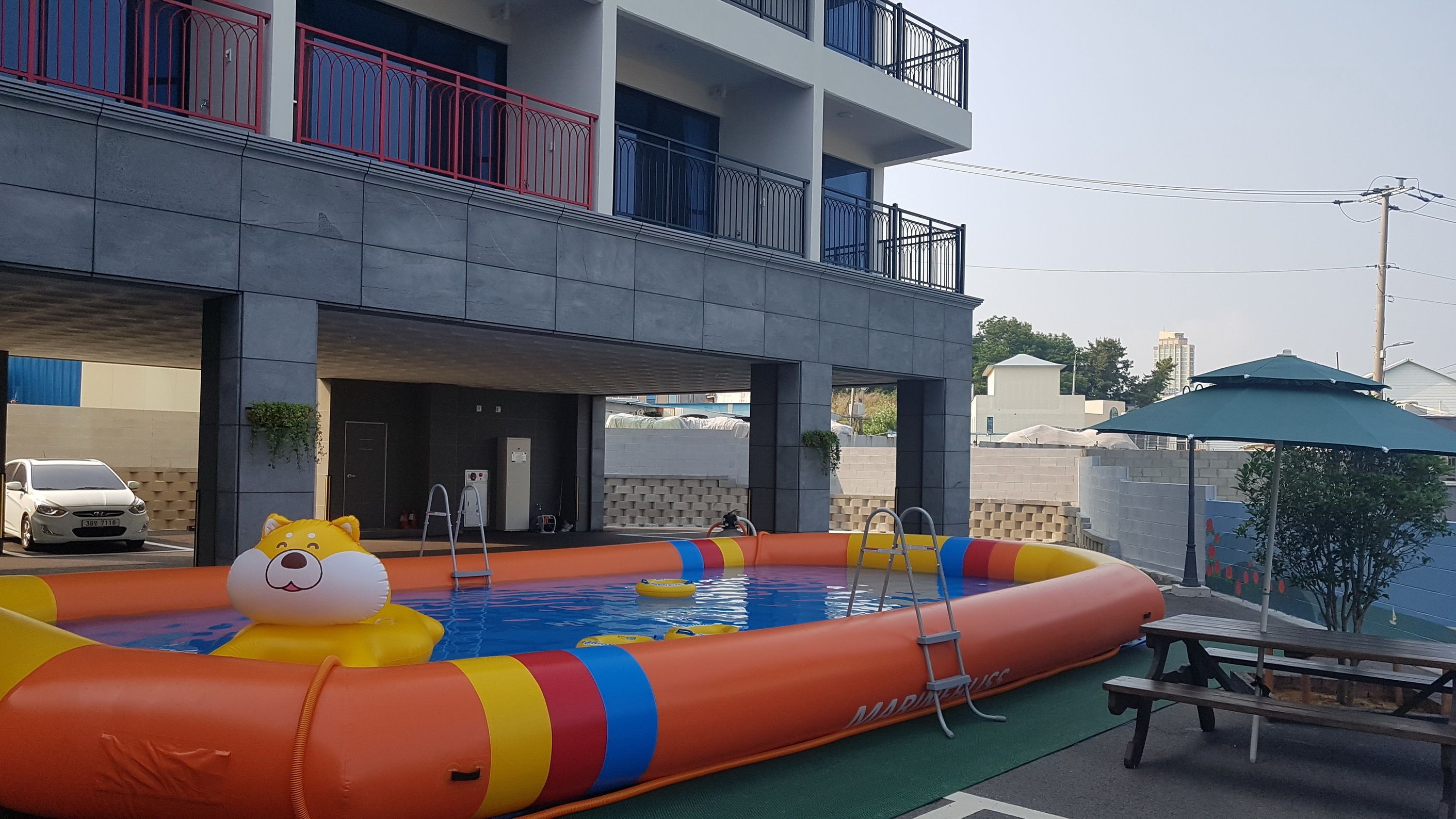 En säsongsöppen utomhuspool