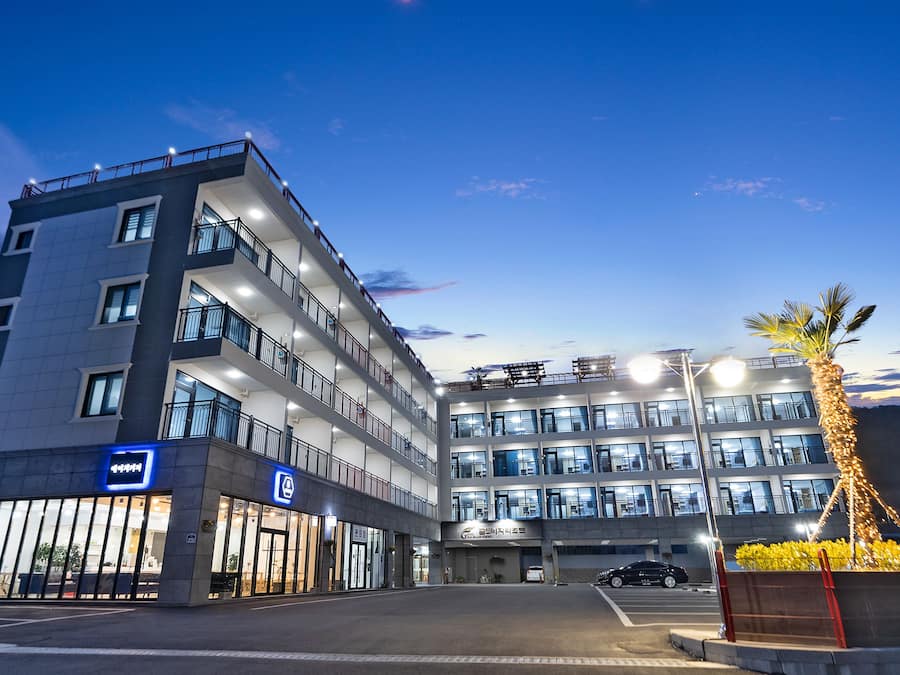 Facciata della struttura - sera/notte