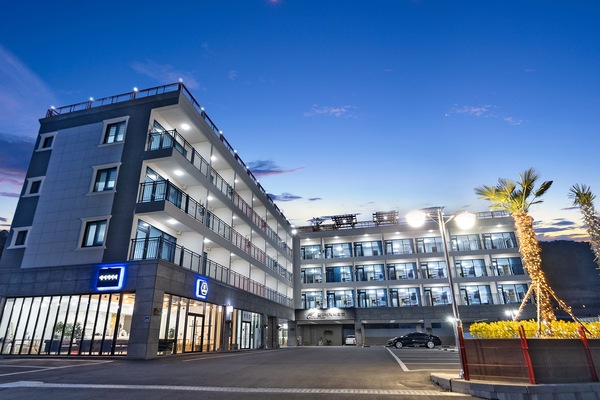 Façade de lâhĂ©bergement - soirĂ©e/nuit