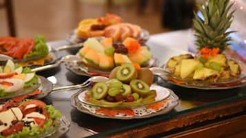 بوفيه فطور يوميًا بتكلفة قدرها (15 EUR للشخص)