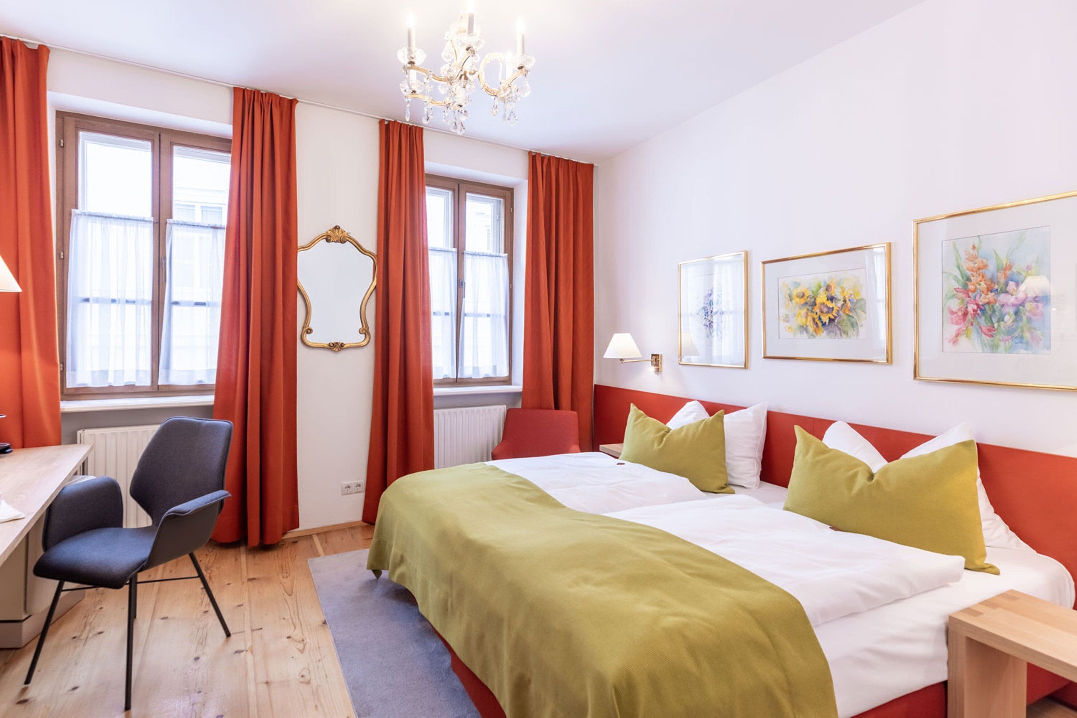 Habitación clásica doble | Ropa de cama hipoalergénica, minibar, caja fuerte