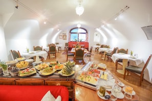 Tägliches Frühstücksbuffet gegen Gebühr