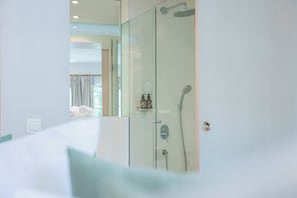 Amenidades de baño gratuitas, secadora de cabello, toallas, jabón