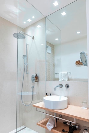 Comfort-Einzelzimmer | Badezimmer | Kostenlose Toilettenartikel, Haartrockner, Handtücher, Seife