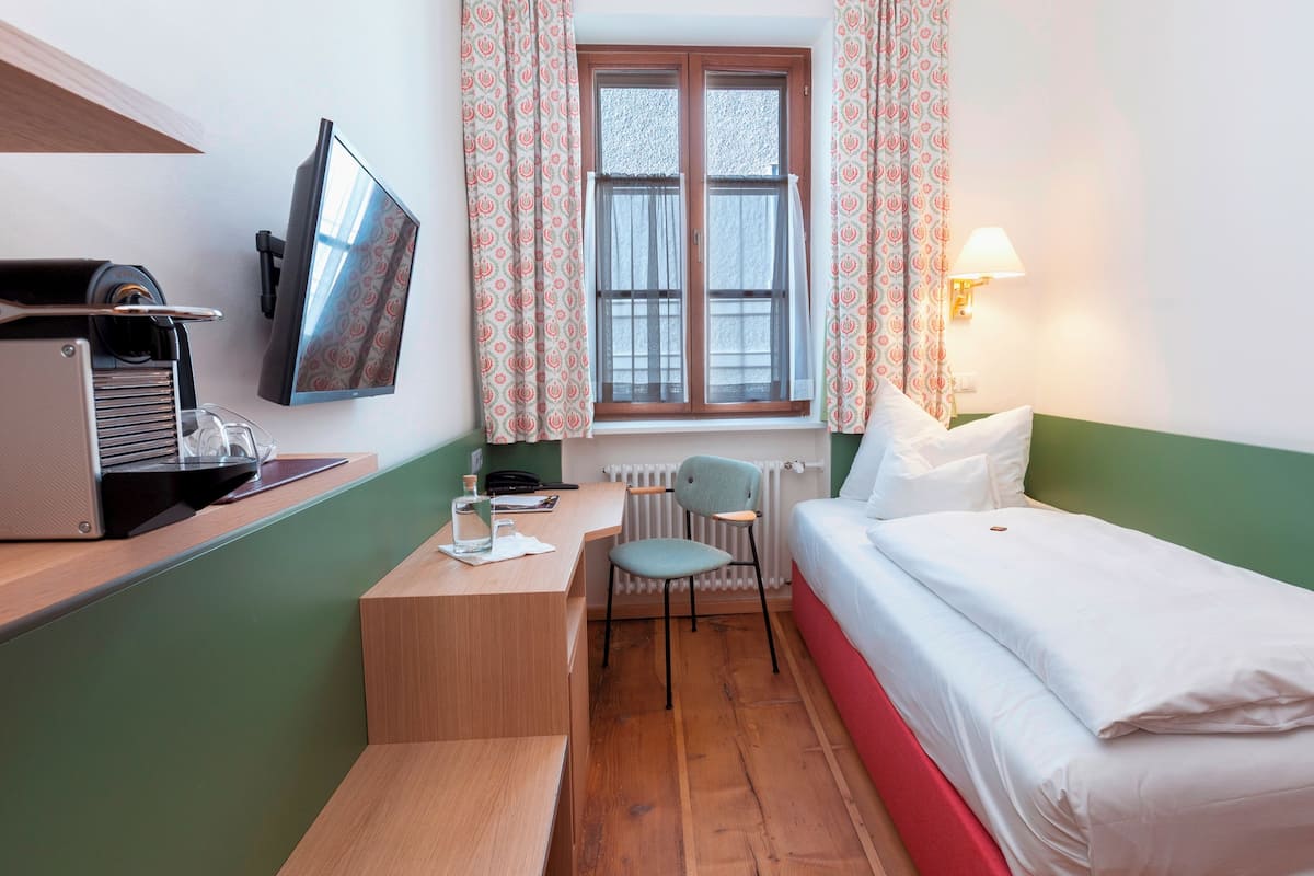 Singola Classic | Biancheria da letto ipoallergenica, minibar, una cassaforte in camera