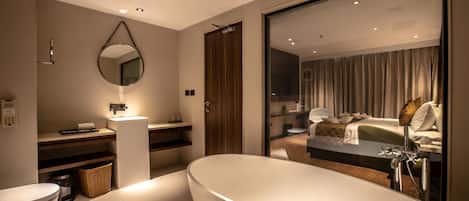 Executive Suite, City View | Bathroom | Free toiletries, hair dryer, bathrobes, slippers
