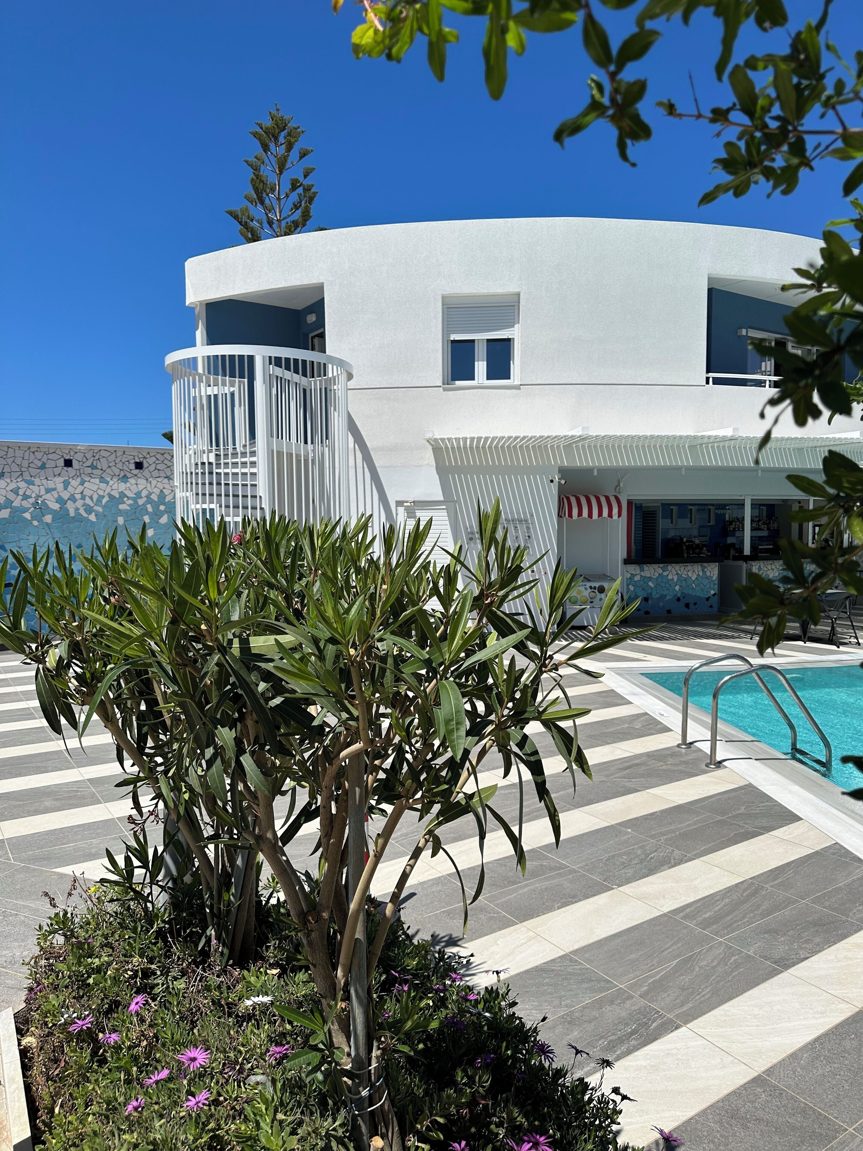 Executive-Apartment, Nichtraucher, Poolblick | Wohnbereich | Flachbildfernseher