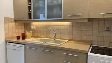 Family Villa | Private kitchen | Stovetop, coffee/tea maker, electric kettle, high chair