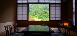 ミニバー、セーフティボックス (室内)、WiFi (無料)