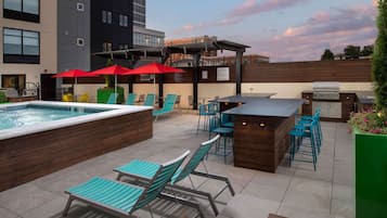 Outdoor pool, open 9:00 AM to 10:00 PM, pool loungers