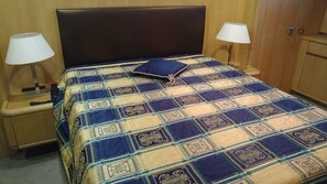 Comfort Room, 1 King Bed, Non Smoking, City View