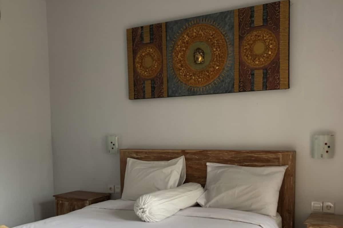Standard Twin Room | Minibar, desk, laptop workspace, bed sheets
