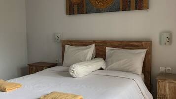 Standard-herbergi | Míníbar, skrifborð, vinnuaðstaða fyrir fartölvur, rúmföt