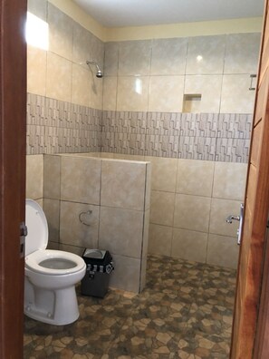 Dusj, toalettartikler (inkludert), tøfler og bidé