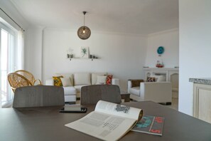 Apartment | Essbereich im Zimmer