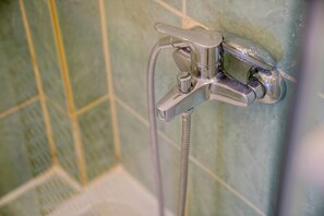 Appartement | Salle de bain | Douche, séchoir à cheveux, serviettes fournies