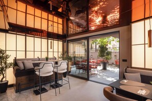 Ein modernes Interieur mit einer Sitzecke, einem Essbereich und Blick ins Freie.
