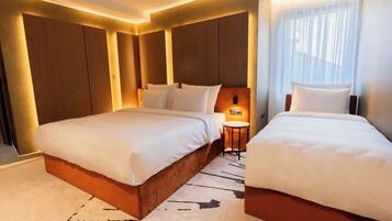Chambre Triple Familiale | Matelas Select Comfort, minibar, coffres-forts dans les chambres, bureau