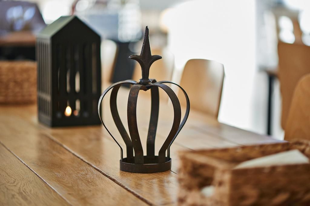 Un candelabro metálico con forma de estrella sobre una mesa de madera.