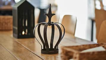 Un candelabro metálico con forma de estrella sobre una mesa de madera.