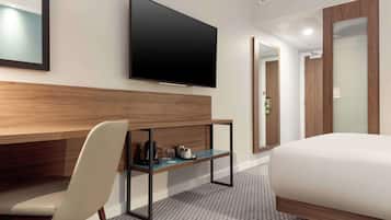 Room, 1 Queen Bed (UK King Size Bed) | Hypo-allergenic bedding, in-room safe, desk, blackout curtains