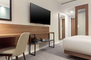 Queen Room (UK King Size Bed) | Hypo-allergenic bedding, in-room safe, desk, blackout drapes
