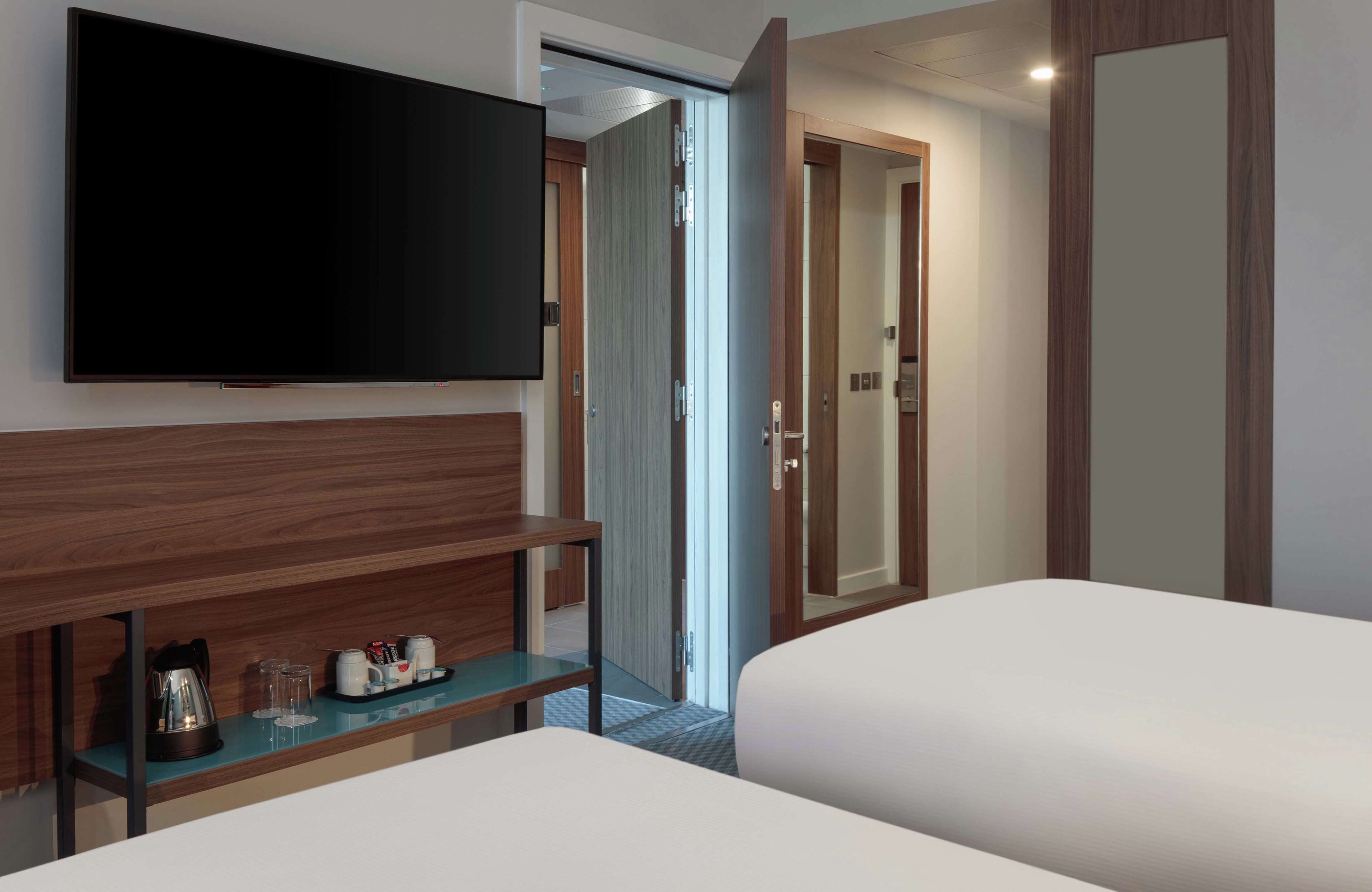 Allergikerbettwaren, Zimmersafe, Schreibtisch, Verdunkelungsvorhänge