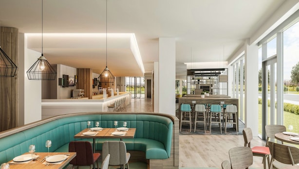 Un restaurant moderne avec des banquettes turquoise, des tables en bois et un bar.