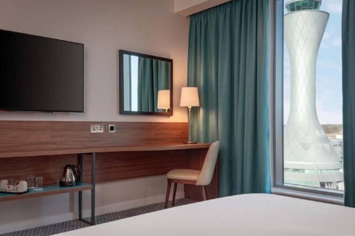 Hypo-allergenic bedding available, in-room safe, desk, blackout drapes