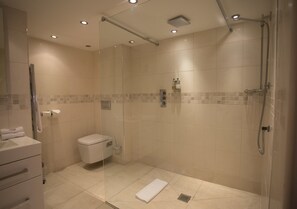 Buồng tắm vòi sen, khăn tắm 