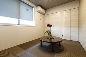 Apartamento família, para não fumantes, banheira (3F) | Roupas de cama premium, edredons de pluma, individualmente mobiliados