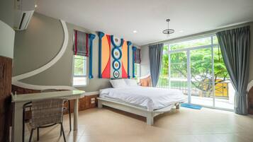 Habitación Deluxe, 1 cama de matrimonio grande, no fumadores, vistas al jardín | Escritorio, cortinas opacas, tabla de planchar con plancha