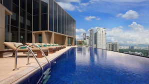 A rooftop infinity pool with lounge chairs and a city view. - Pavilion Hotel Kuala Lumpur Managed by Banyan Tree (Kuala Lumpur)