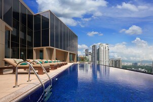 สระว่ายน้ำกลางแจ้ง, เก้าอี้อาบแดดริมสระ