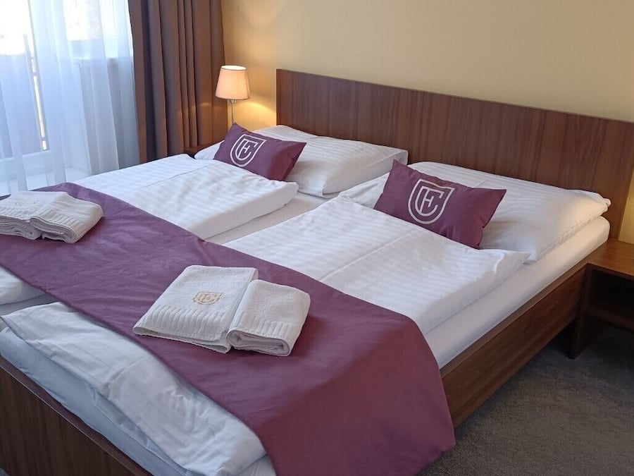 Cortinas blackout, sistema de insonorización, cunas y wifi gratis