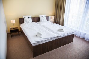 In-room safe, soundproofing, cots/infant beds, free WiFi - Hotel Eminent (Stupava)