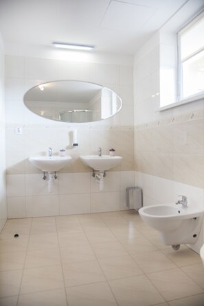 Suite, 1 Queen Bed with Sofa bed | Bathroom - Hotel Eminent (Stupava)