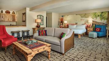 ルーム キングベッド 1 台 | リビング エリア | 55 インチの薄型テレビ (ケーブル放送視聴可)、テレビ