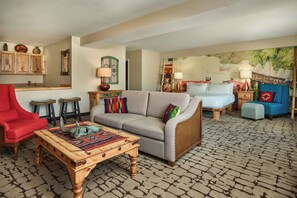 Habitación, 1 cama King size | Área de sala de estar | Televisión de pantalla plana de 55 pulgadas con canales por cable 