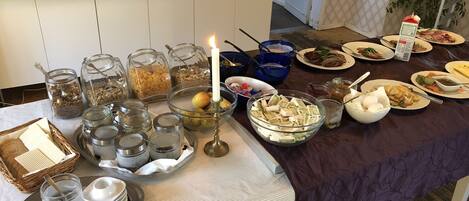 Dagelijks ontbijtbuffet (SEK 75 per persoon)