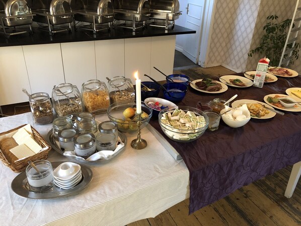 Café da manhã com buffet todos os dias (SEK 75 por pessoa)