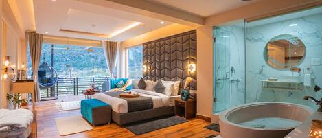 Suite | Desk, laptop workspace, iron/ironing board, free WiFi