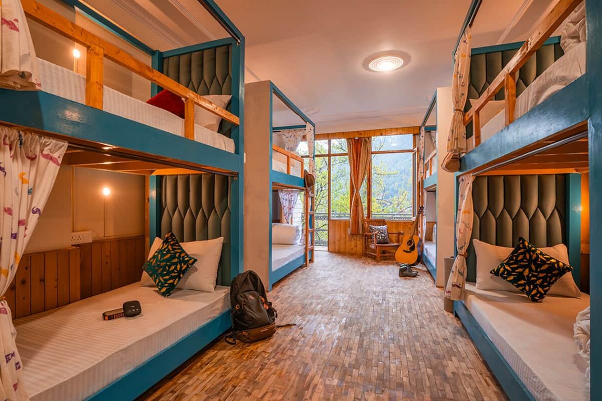 8 Bed Mixed Dorm | Escritorio y espacio para trabajar con laptop 