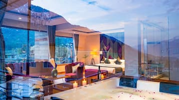 Presidential Suite | Desk, laptop workspace, iron/ironing board, free WiFi