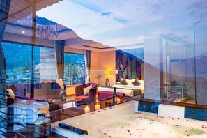 Presidential Suite | Desk, laptop workspace, iron/ironing board, free WiFi -  Moustache Manali (Manali)