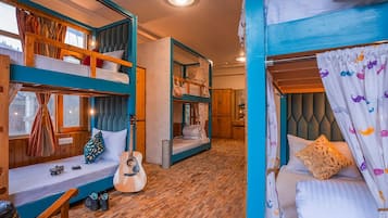 8 Bed Mixed Dorm | 1 habitación, escritorio y espacio para trabajar con laptop