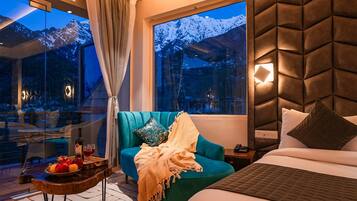 Suite | Desk, laptop workspace, iron/ironing board, free WiFi